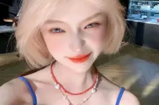 吐舌紧贴人设崩塌曾志伟与乔妹合照展现娱乐圈的另一面