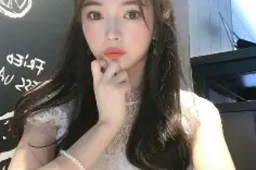 刚分手一周！八卦媒体爆料：维尼修斯在私人场所与数位女性聚会